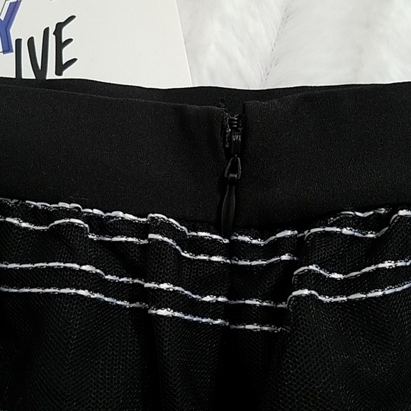 BCBGENERATION  Fancy black tulle shorts white threading accents  sz.6 - Picture 5 of 7